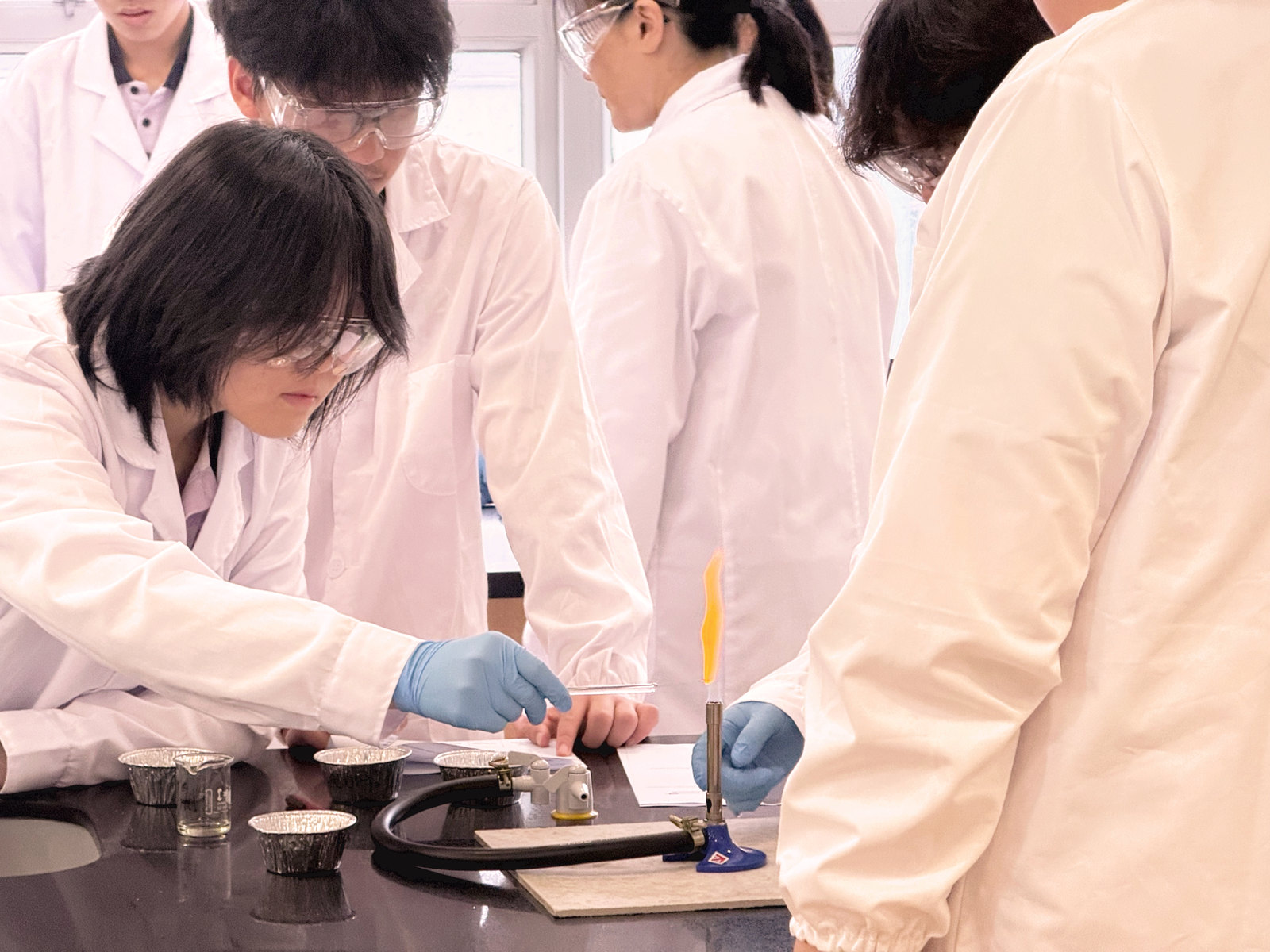 學生在科學實驗課中使用實驗器材。